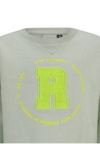 Felpa verde chiaro con un logo "R" giallo brillante al centro, circondato da testo motivazionale in giallo. Collo a costine.