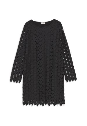 Zwarte jurk met driekwart mouwen, voorzien van een textuurdesign van elkaar overlappende hartvormige stukjes en een ronde halslijn.