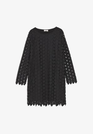 Černé šaty s rukávy o délce tří čtvrtin, které mají texturovaný design z překrývajících se kousků ve tvaru srdce a kulatý výstřih.