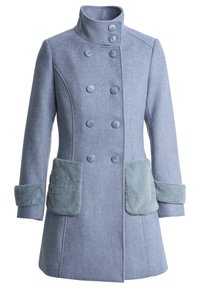 Cappotto di lana azzurro chiaro doppiopetto con colletto alto, otto bottoni e morbidi dettagli testurizzati su tasche e polsini.