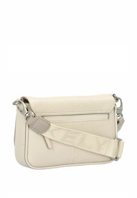 Cremfarbene Leder-Umhängetasche mit strukturiertem Finish, einer vorderen Reißverschlusstasche und einem breiten, verstellbaren Trageriemen mit dem Wort 'KELY'.