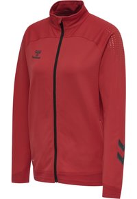 Rote Sportjacke aus strukturiertem Material, mit einem schwarzen Reißverschluss, Netzdetails an den Schultern und schwarzen Chevron-Akzenten an den Ärmeln.