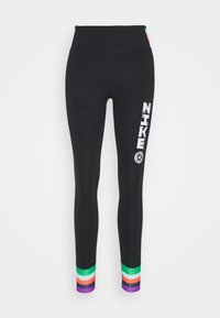 Leggings negros con cintura alta, que presentan un logo blanco de Nike y acentos de rayas coloridas en los dobladillos en verde, rosa, negro y morado.