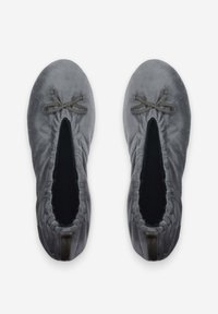 Ballerines en velours gris avec bords élastiqués, bout rond et un nœud décoratif à l'avant. Doublure intérieure douce pour le confort.