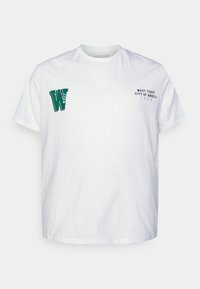 Camiseta de algodón blanca de manga corta con un logo verde "W" en el lado izquierdo del pecho y texto que dice "CITY OF ANGELS DE LA COSTA OESTE 1873" en azul marino.