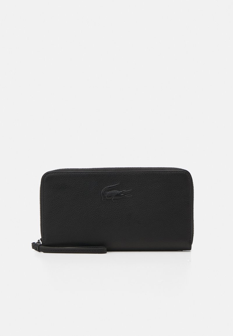 Cartera de cuero negro con una superficie texturizada, cierre de cremallera y logo en relieve. Incluye una correa de muñeca para un manejo fácil.