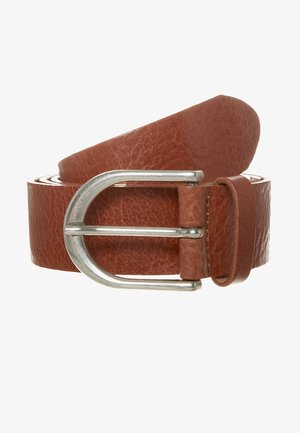 Brun lærbelte med en sølvmetallspenne, som har en teksturert overflate og en glatt, avrundet ende. Justerbar lengde med flere hull.