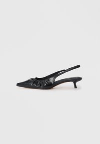 Musta nahkainen slingback-kengät, joissa on terävä kärki, rypytetty yksityiskohta etuosassa ja kapea kitten-korko. Kengissä on silkkinen pinta ja yksinkertainen muotoilu.