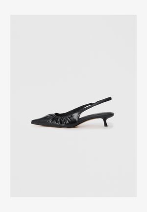 Chaussure slingback en cuir noir avec un bout pointu, un détail froncé sur le dessus et un talon kitten fin, arborant une texture lisse et un design minimaliste.