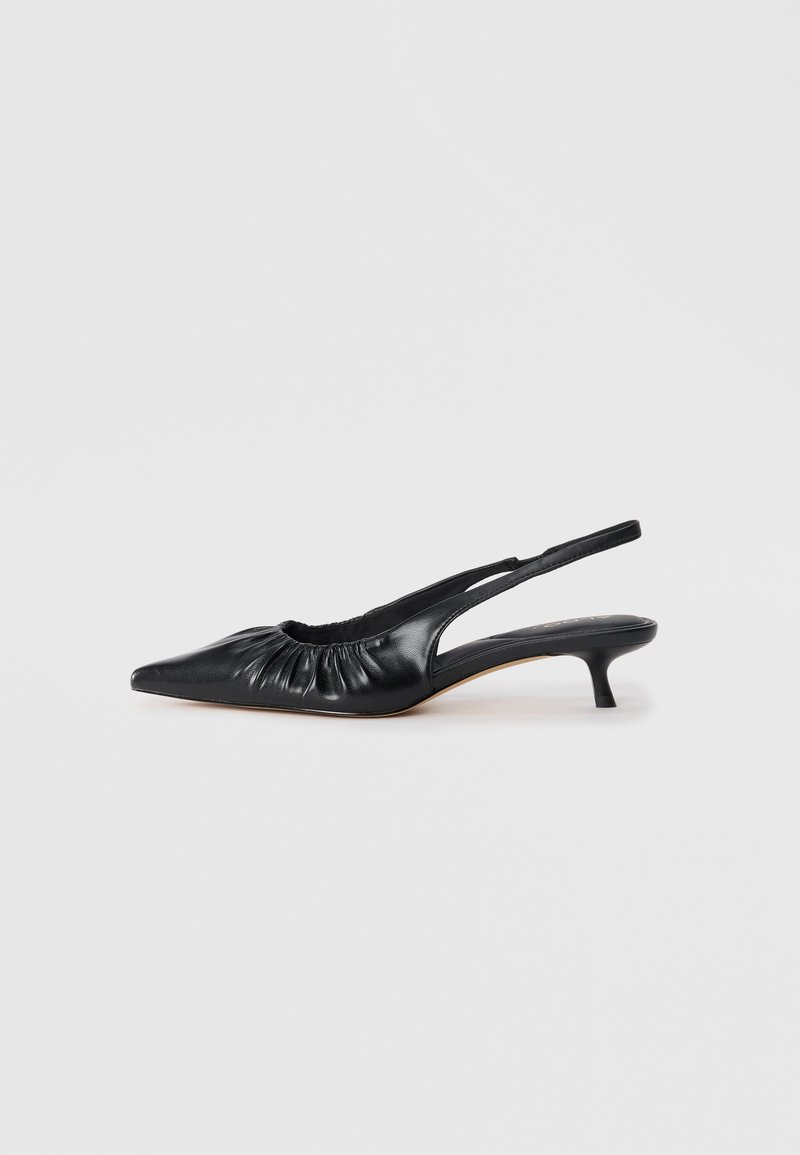 Musta nahkainen slingback-kengät, joissa on terävä kärki, rypytetty yksityiskohta etuosassa ja kapea kitten-korko. Kengissä on silkkinen pinta ja yksinkertainen muotoilu.
