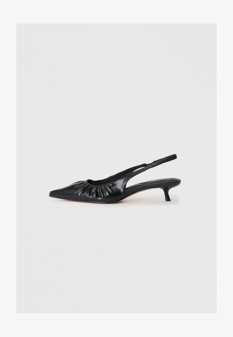 Melnas ādas slingback kurpes ar norādītu pirkstu, ar savāktu detalizāciju uz priekšpuses un šauru kaķu papēdi, kas izceļas ar gludu tekstūru un minimālu dizainu.