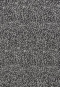 Tissu noir avec un motif floral blanc dense et petit, réparti uniformément sur toute la surface dans un design répétitif.