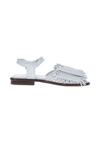 Sandalo bianco in pelle con punta aperta, dettagli in frange intrecciate e cinturino alla caviglia. Presenta un tacco in legno basso e un design superiore testurizzato.