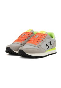 Scarpe da ginnastica grigie e verde neon con lacci arancioni, in materiali scamosciati e mesh, con un logo nero audace e suola testurizzata.