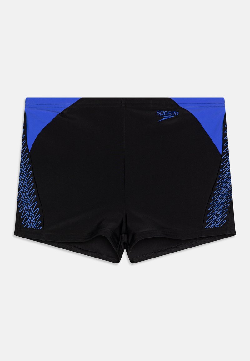 Schwarze Badeshorts mit blauen Akzenten, ausgestattet mit einer glatten Textur, seitlichen blauen Einsätzen und einem Zickzackmuster an den Seiten.