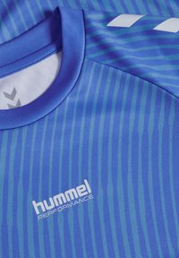 Maillot de sport bleu avec fines rayures verticales, logo blanc « hummel PERFORMANCE » à l'avant et deux chevrons blancs sur l'épaule.