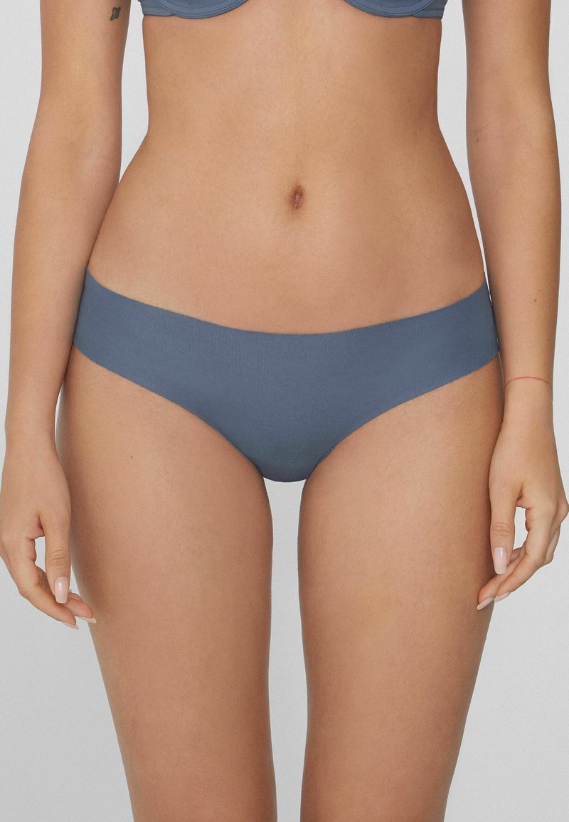 Ciemnoniebieskie majtki bikini wykonane z gładkiego materiału, z szerokim, wygodnym pasem i minimalnym krojem.