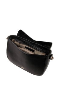 Zwarte leren schoudertas met een getextureerde buitenkant, open ritssluiting en beige interieurcompartimenten. Geaccentueerd met zilverkleurige hardware.