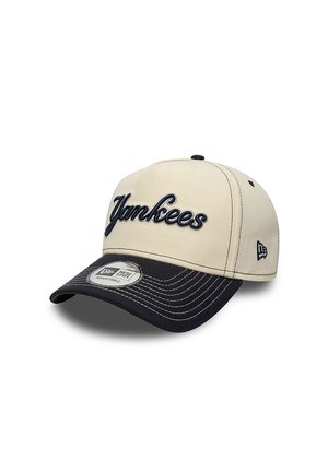 Gorra de béisbol ajustable beige y negra con "Yankees" bordado en la parte delantera, logo de New Era en el lateral y etiqueta en la visera.