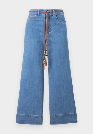 Jeans en denim large bleu clair avec une taille à cordon tressé marron, ornés de perles décoratives et d'un design traditionnel à cinq poches.