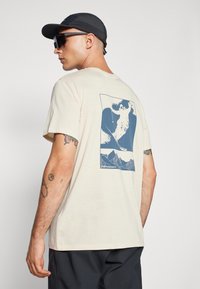 Peak Performance EXPLORE GRAPHIC TEE - Majica kratkih rukava s printom - sand fog