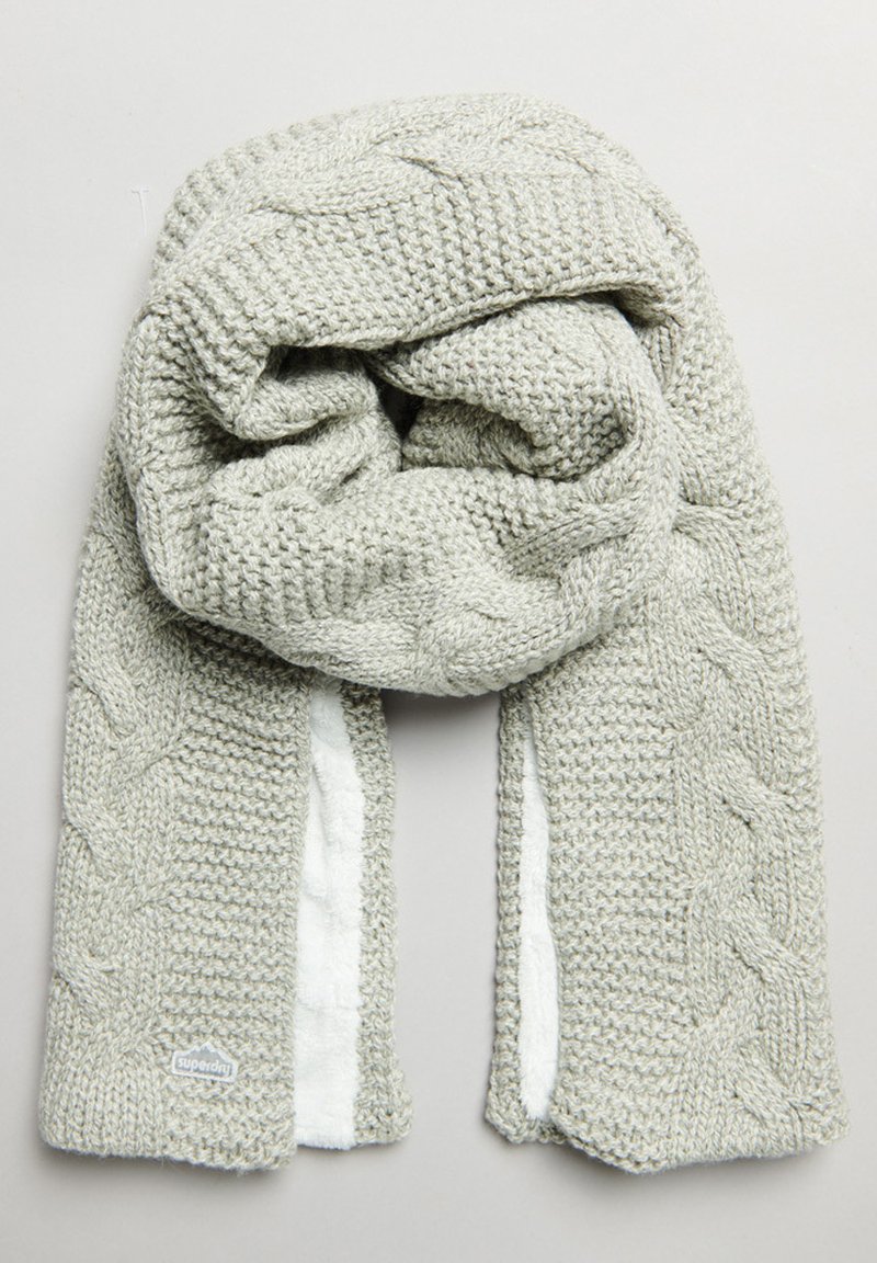 Dzianinowy szalik w jasnoszarym kolorze z fakturowanym wzorem warkocza. Miękka podszewka z widoczną metką marki. Zrolowany do wyświetlenia na płaskiej powierzchni.