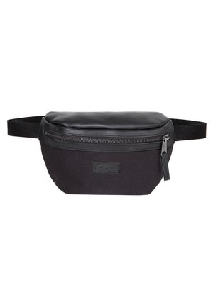 Czarna nerka z tekstylnym korpusem i skórzaną górą, przednia kieszeń na zamek oraz regulowany czarny pasek.