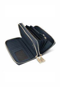 Cartera con cremallera en azul marino, hecha de cuero texturizado, con herrajes dorados, múltiples compartimentos para tarjetas y dos compartimentos para una mejor organización.