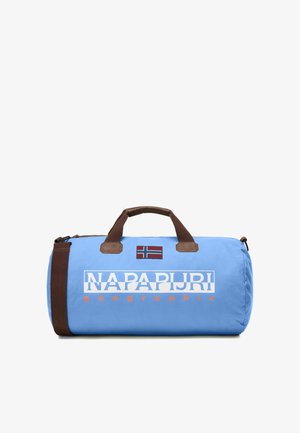 Bolsa de viaje cilíndrica azul claro con asas y correa marrones, parche con la bandera de Noruega y logotipo "NAPAPIJRI geographic" en el lateral.