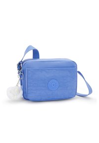 Borsa rettangolare blu chiaro realizzata in tessuto testurizzato, con una patch con logo sul fronte, chiusura con zip superiore e un charm peloso rimovibile.