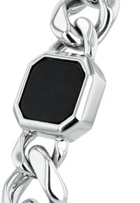 Bracciale in argento con un notevole centro in pietra nera ottagonale, anelli metallici lucidi e una superficie liscia e riflettente.
