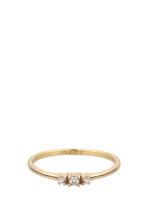 Tynd guldring med tre små runde diamanter sat i række på toppen, hvor den centrale diamant er en smule større end de to side diamanter.