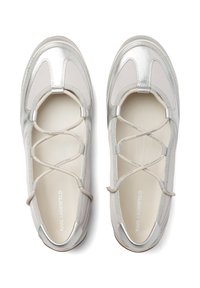 Baskets argentées et beige avec un design flexible, dotées de lacets élastiques et d'une texture lisse. Logo imprimé sur la semelle intérieure.