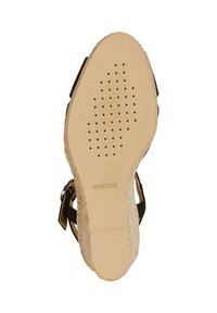 Sandalo nero con suola in espadrillas intrecciata, caratterizzato da gomma forata per la traspirabilità. Accenti in metallo dorato sulla fascia.