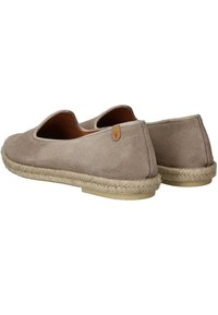 Beige suede instap schoenen met een ronde neus, jute touw details langs de zool en een gladde binnenvoering.