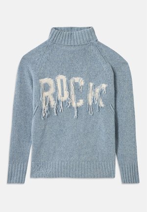 Svijetloplava pletiva s visokim ovratnikom i dugim rukavima, s bijelim istrošenim resicama koje na prednjoj strani pišu "ROCK".