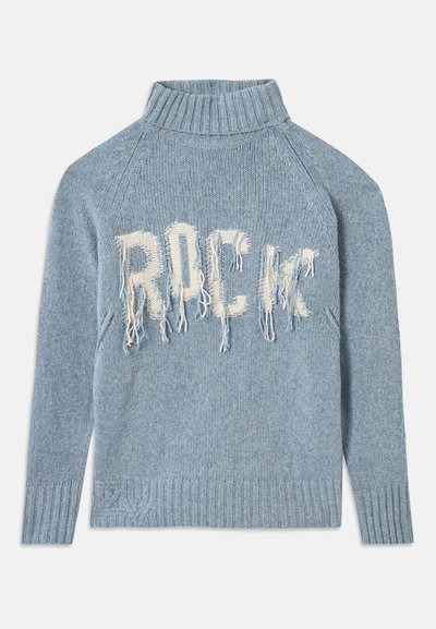 Pulover tricotat de culoare albastru deschis, cu guler înalt, mâneci lungi și text alb uzat cu franjuri care scrie "ROCK" pe față.
