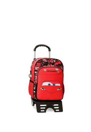 Mochila trolley roja para niños con la cara de Rayo McQueen y gráficos de coche, con asa telescópica y dos ruedas.