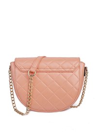 Borsa a tracolla in pelle sintetica rosa trapuntata con una catenella dorata e un design arrotondato. Presenta una chiusura a linguetta e una texture a motivo romboidale.