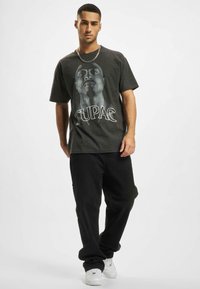 Upscale by Mister Tee UNISEX TUPAC UP - Printtipaita - charcoal