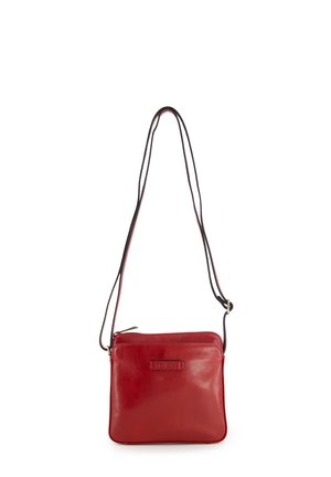 Rote Leder-Crossbody-Tasche mit verstellbarem schwarzen Träger und Reißverschluss, mit geprägtem "VENEZIA"-Logo auf der Vorderseite.
