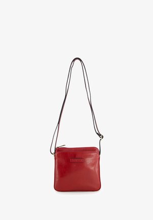 Rote Leder-Crossbody-Tasche mit verstellbarem schwarzen Träger und Reißverschluss, mit geprägtem "VENEZIA"-Logo auf der Vorderseite.