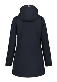 Veste imperméable navy avec capuche, poignets ajustables et taille cintrée. Présente un tissu lisse et texturé ainsi qu'un détail logo au col.