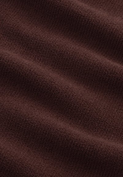 Weiches, strukturiertes Gewebe in einem satten Braunton, mit einem welligen Muster und einem plüschigen Erscheinungsbild. Ideal für gemütliche Kleidung oder Heimtextilien.
