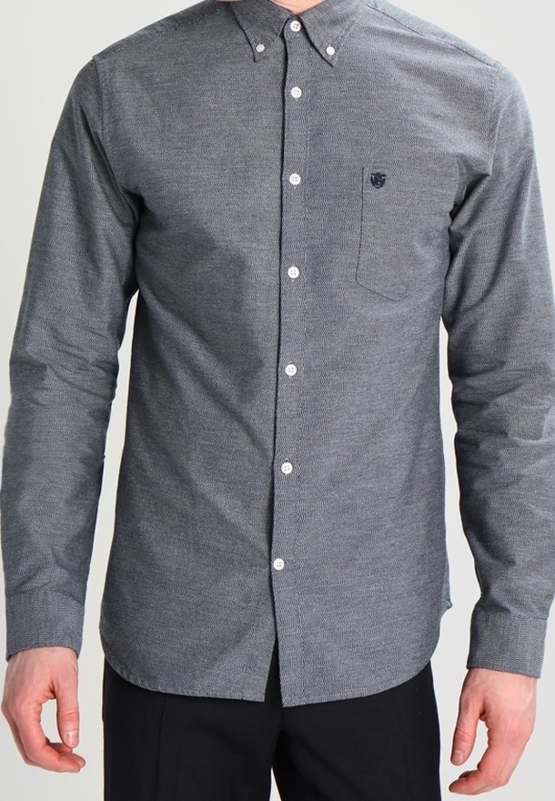 Pánská košile na knoflíky v tmavě modro-bílém psím zubu, vybavená náprsní kapsou s logem a klasickým límcem.