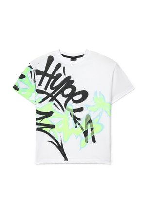 T-shirt bianca a maniche corte con design in stile graffiti nero e verde neon e scritte astratte sulla parte anteriore e sulla manica sinistra.