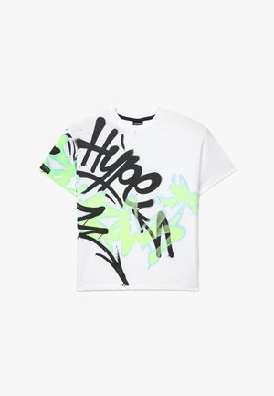 T-shirt bianca a maniche corte con design in stile graffiti nero e verde neon e scritte astratte sulla parte anteriore e sulla manica sinistra.