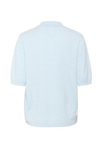 Hellblauer gestrickter Pullover mit einem Rautenmuster, kurzen Ärmeln und einem gerippten Kragen. Weiche Textur und lockere Passform.