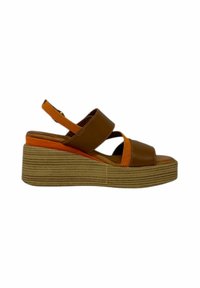 Sandali wedge marroni e arancioni con due ampie cinghie e una cinghia sul tallone regolabile. Sole strutturato, design con piattaforma per un'altezza aggiuntiva.