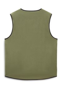 Chaleco de forro polar verde oliva con cuello redondo, diseño sin mangas y ribetes negros a lo largo de los bordes. Textura suave, sin patrones.